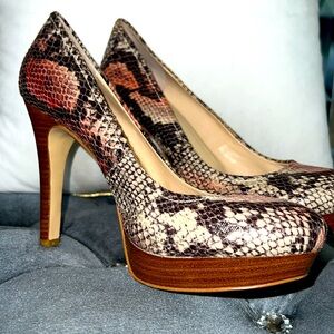 Women’s size 8 snakeskin print heel